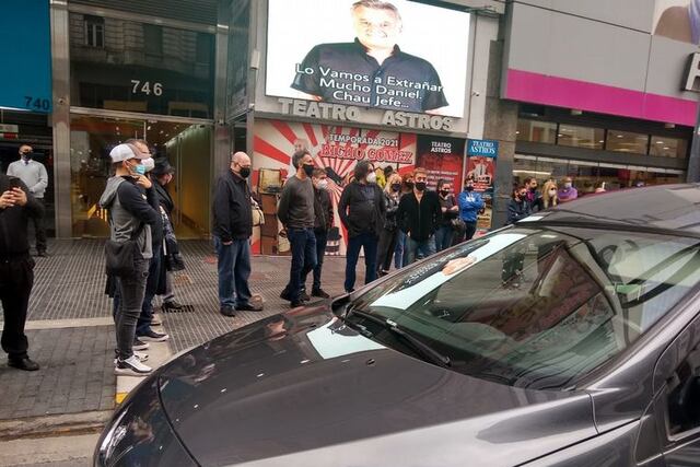 Despidieron a Daniel Comba frente al Teatro Astros de Buenos Aires. (Foto: Cadena 3).