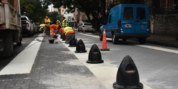 Ensancharán las veredas, se instalarán bicicleteros, nuevos bancos de hormigón, macetones con árboles y bolardas.