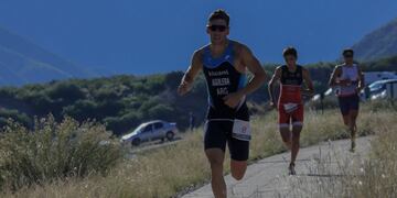 Gonzalo Aguilera, campeón en el Campeonato Mendocino 2021, organizado por la Asociación Mendocina de Triatlón.