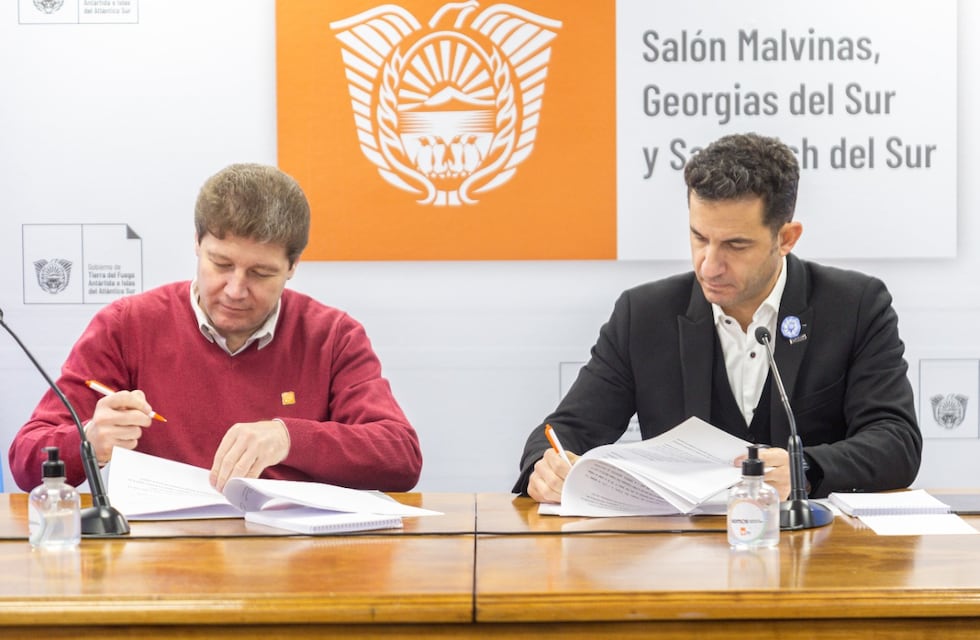 El gobernador firmó un convenio con ARSAT para mejorar y ampliar la conectividad de la provincia