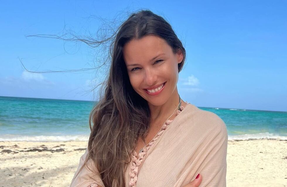 El recuerdo que Pampita compartió para apoyar a la Selección: desde la playa y con microbikini celeste