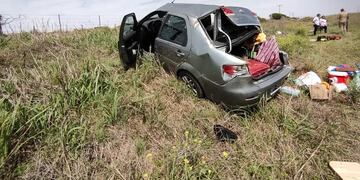 Vuelco fatal. La pareja se trasladaba desde San Francisco hacia Merlo.(Gentileza Bomberos de Río Cuarto).