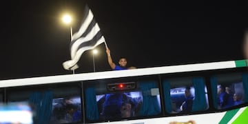 Diego Valoyes, como un hincha más, llegando al Kempes con el plantel de Talleres para el duelo con Vélez. (Javier Ferreyra / La Voz)