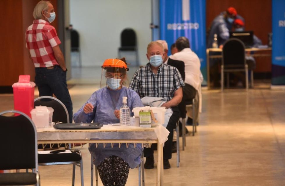 Hugo Juri luego de vacunarse: “La UNC tiene que dar el ejemplo”