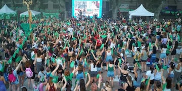 Frente a la sede local del Gobierno provincial se montó una pantalla gigante para seguir el debate. (Campaña Nacional por el Derecho al Aborto Legal Seguro y Gratuito - Rosario)