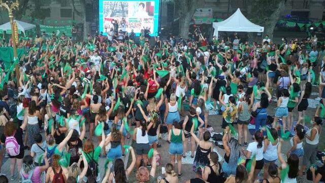 Frente a la sede local del Gobierno provincial se montó una pantalla gigante para seguir el debate. (Campaña Nacional por el Derecho al Aborto Legal Seguro y Gratuito - Rosario)