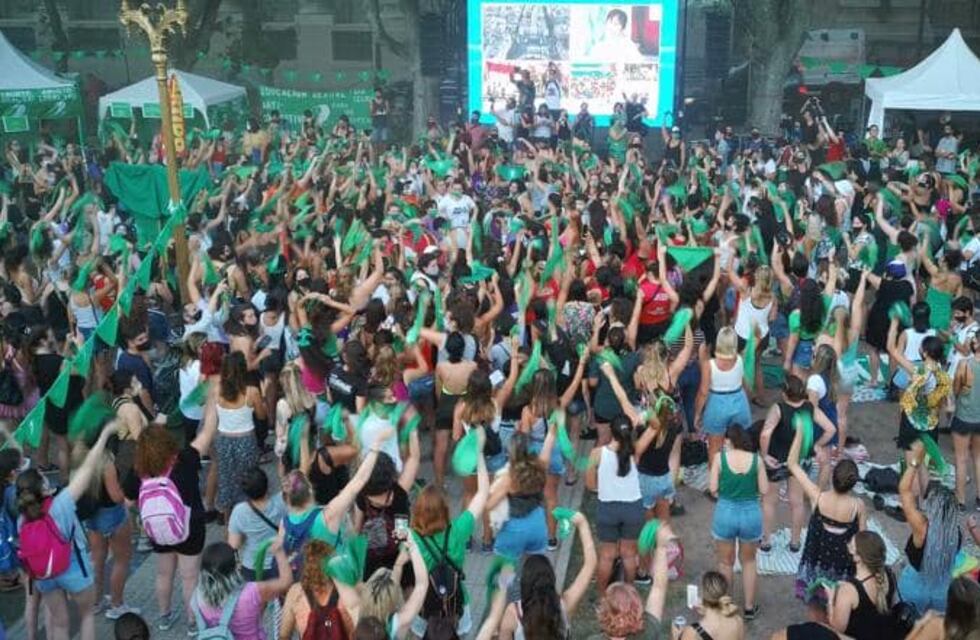 El festejo en Rosario por el aborto legal generó un shock de madrugada