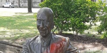 Estatua de Olmedo arruinada