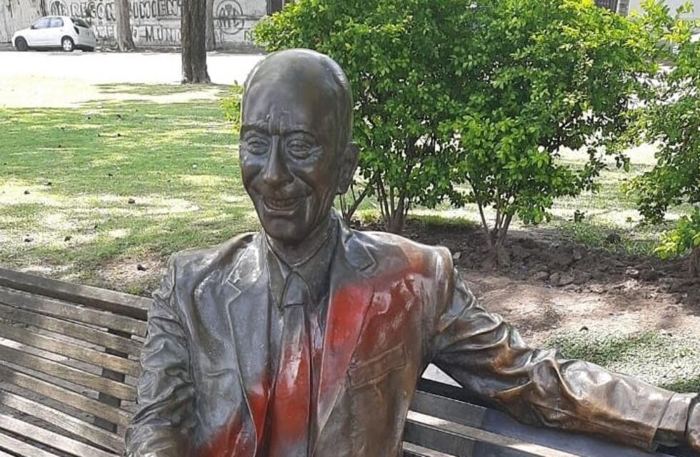 Arruinaron la estatua de Olmedo pintándole la camiseta de River