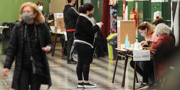 Votacion elecciones Paso 2021 Argentina  , Escuela primaria Numero 4 de Palermo , elecciones primarias legislativas que se celebran con protocolos sanitarios especiales debido a la pandemia de la covid-19 Foto Federico Lopez Claro