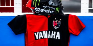 Álex Rins usó la mítica camiseta de Diego Armando Maradona en Newell's Old Boys.
