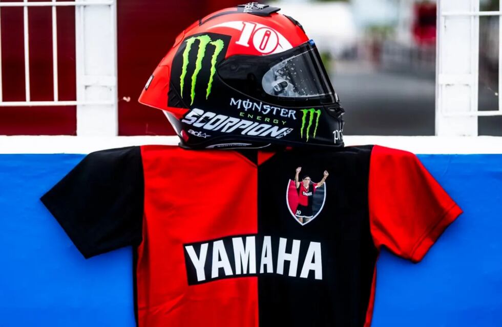 Quién es el piloto español que homenajeó a Diego Maradona con la camiseta de Newell’s