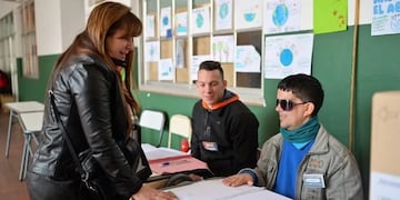 Una mesa inclusiva en Misiones: por primera vez, una persona ciega fue autoridad de mesa.