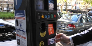 Frente a la Plaza Pringles se puede abonar la tarifa con la tarjeta Movi.