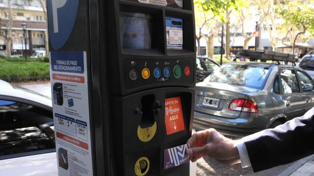 Frente a la Plaza Pringles se puede abonar la tarifa con la tarjeta Movi.