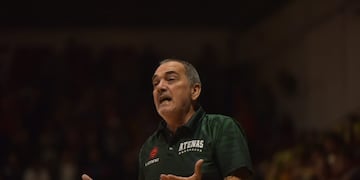 Álvaro Castiñeira, enojado por el pésimo comienzo de Atenas en la serie para mantenerse en Liga Nacional (Facundo Luque / La Voz).