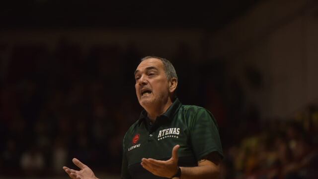 Álvaro Castiñeira, enojado por el pésimo comienzo de Atenas en la serie para mantenerse en Liga Nacional (Facundo Luque / La Voz).
