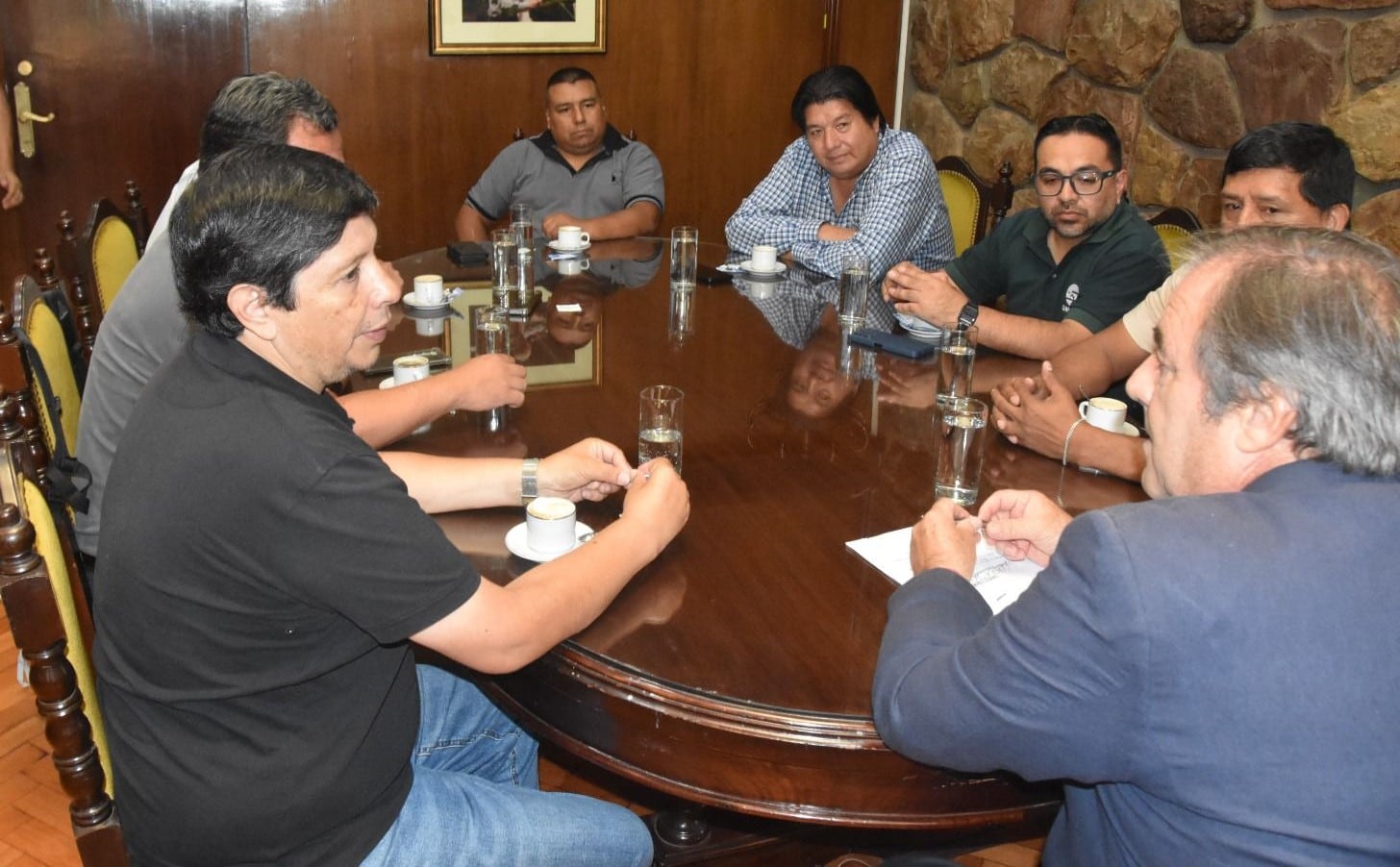 El co-secretario general de la CGT Jujuy y titular de la Asociación Judicial de Jujuy, Freddy Berdeja (izq.), expone al vicegobernador Bernis el interés de la dirigencia sindical de trabajar con la Legislatura temas de la situación social, económica y laboral de la provincia.
