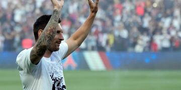 Locura por Messi, en su presentación junto a los refuerzos del PSG. (AP Photo/Francois Mori)