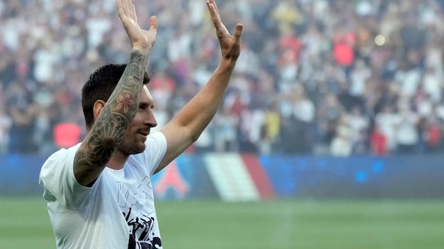 Locura por Messi, en su presentación junto a los refuerzos del PSG. (AP Photo/Francois Mori)