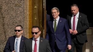 El secretario del Tesoro de Estados Unidos, Scott Bessent, sale del Ministerio de Economía de Argentina (AP Foto/Natacha Pisarenko)