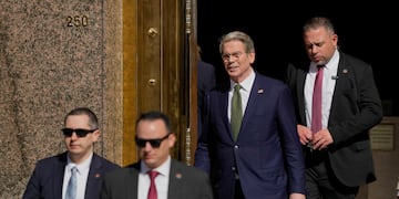 El secretario del Tesoro de Estados Unidos, Scott Bessent, sale del Ministerio de Economía de Argentina (AP Foto/Natacha Pisarenko)
