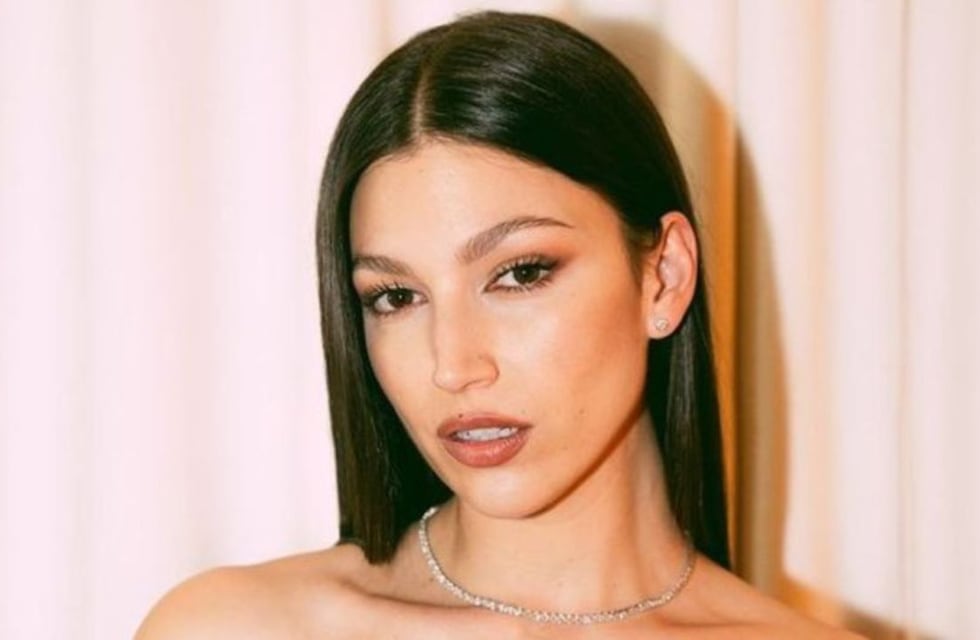 Úrsula Corberó deslumbró con un vestido ultra escotado y el apasionado beso con el Chino Darín