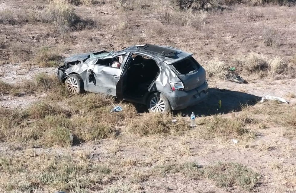 Joven pareja quedó internada tras volcar en la ruta 143 al sur de General Alvear