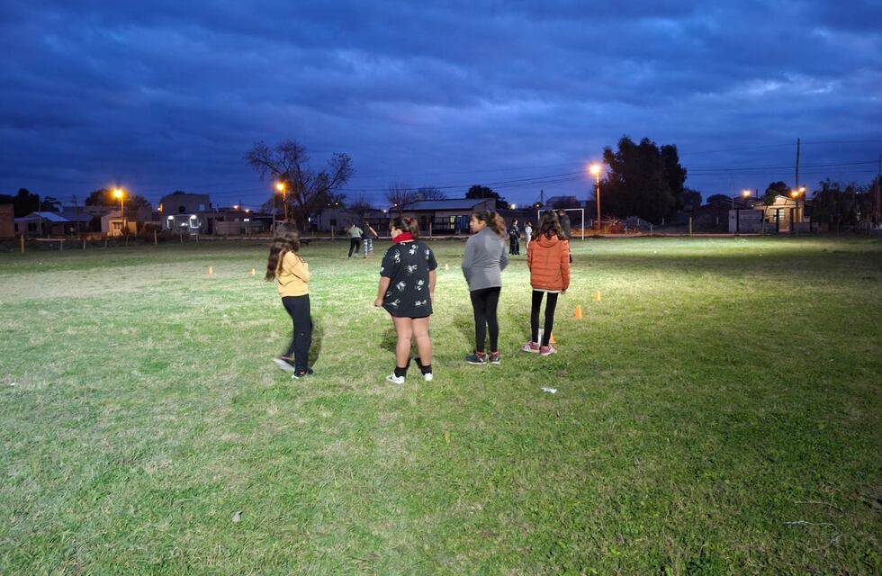 Tres Arroyos: Nuevas luminarias en la canchita del Barrio Olimpo