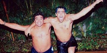 Diego Maradona y Rodrigo Bueno, pileteando en Cuba. (Archivo)