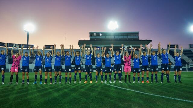 El saludo del equipo de Talleres en la Boutique de barrio Jardín. (Prensa Talleres)