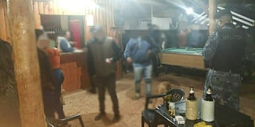 En lugar había alrededor de 19 personas reunidas, incumpliendo las medidas sanitarias e ingiriendo alcohol sin permiso.