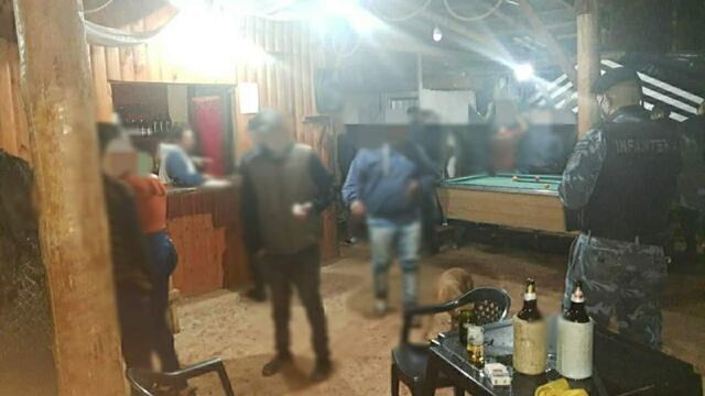 En lugar había alrededor de 19 personas reunidas, incumpliendo las medidas sanitarias e ingiriendo alcohol sin permiso.
