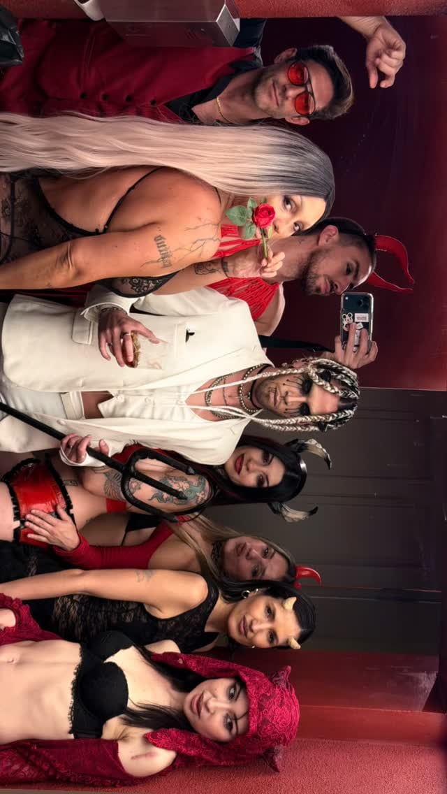 La cantante junto a sus amigos.