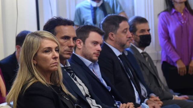 El exconcejal Rodrigo López Molina (segundo desde la derecha) y el fiscal Matías Edery (primero) fueron al acto oficial.