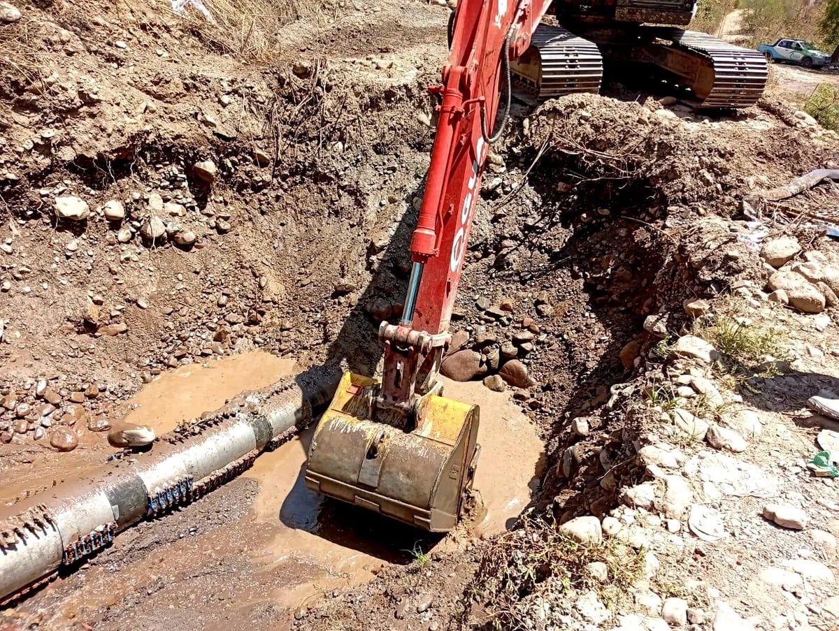 Los segmentos metálicos aplicados en el caño de polietileno evidencian la magnitud de las sucesivas reparaciones que debió realizarse en los últimos tiempos.