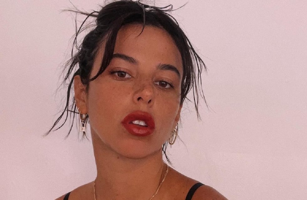 Victoria Villarroel sorprendió en la alfombra roja de los Premios Grammy con un vestido rojo y a espalda descubierta