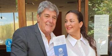 Luis Rubeo a la salida del registro civil con su ahora esposa