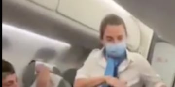 Una azafata le pidió a los jugadores de Boca que dejen de golpear el avión, en pleno festejo del campeón.