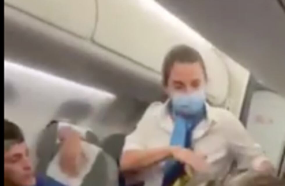 El festejo de Boca en su regreso tuvo el reto de una azafata: “No golpeen el avión”