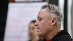El exfutbolista de 54 años toma las riendas del plantel superior por segunda vez.