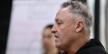 El exfutbolista de 54 años toma las riendas del plantel superior por segunda vez.