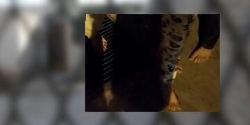 Parte del video en donde se observan los pies descalzos de los nenes que se escaparon de un hogar en Maipú. Gentileza Los Andes