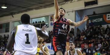 Martín Cuello anota en la victoria de Instituto ante los correntinos de Comunicaciones (Leandro Gomez / LNB Contenidos).