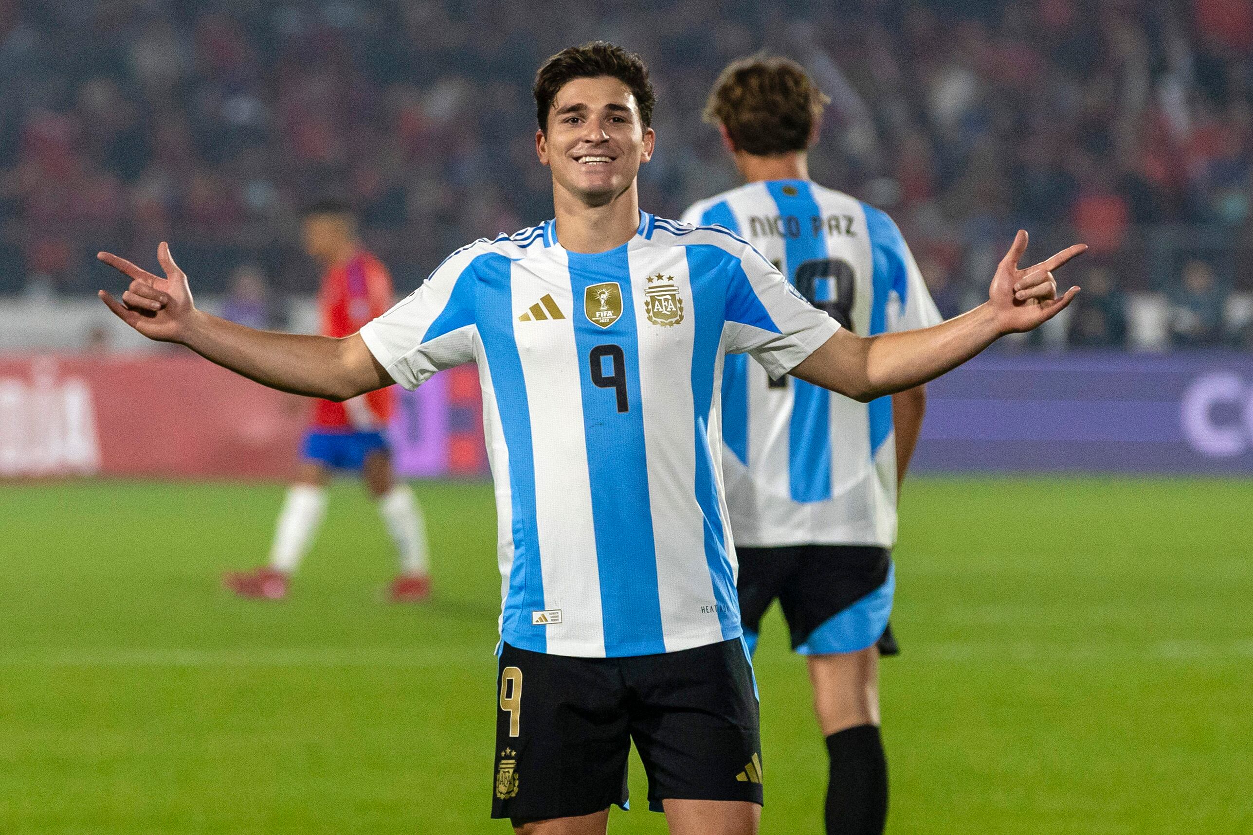 Futbol, Chile vs Argentina. Eliminatorias al mundial de la Fifa 2026. El jugador de la seleccion argentina Julian Alvarez, izquierda, celebra tras marcar un gol contra Chile durante un partido clasificatorio al mundial de 2026 disputado en el estadio Nacional de Santiago, Chile. 05/06/2025 Cristian Soto/Photosport Football, Chile vs Argentina. 2026 FIfa World Cup qualifiers. Argentina’s player Julian Alvarez, left, celebrates after scoring against Chile during a 2026 Fifa World Cup qualifier match at the National stadium in Santiago, Chile. 05/06/2025 Cristian Soto/Photosport