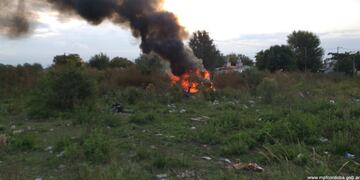 El auto incendiado en un descampado.