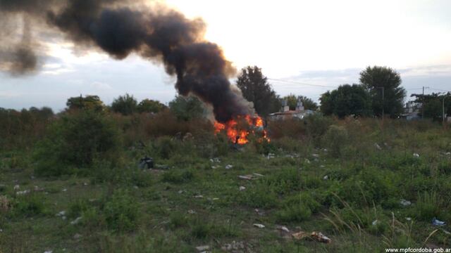 El auto incendiado en un descampado.