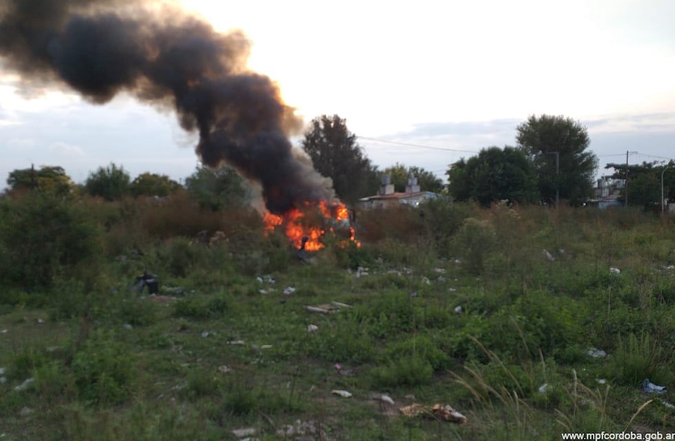 Un robo en Córdoba terminó en disparos, detenidos, prófugos y un auto incendiado