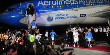 La llegada del avión y un emotivo audio de la torre de control (Clarín)