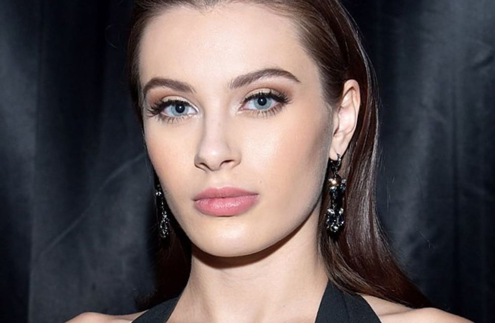 Lana Rhoades paraliza la Navidad con medias ultra sexys y sin ropa interior